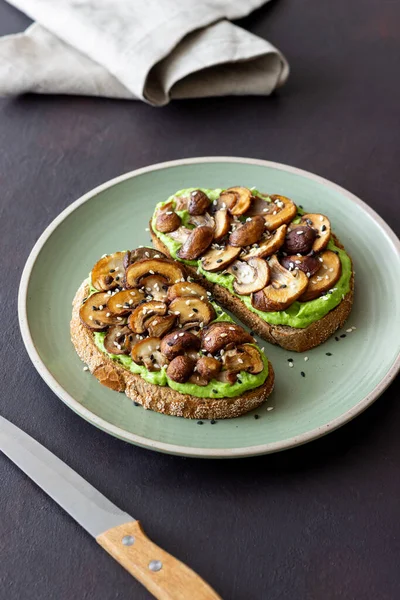 Mantarlı ve avokadolarlı Sağlıklı beslenme. Vejetaryen yemeği. Keto diyeti