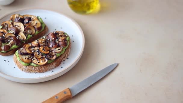 Bruschetta Mit Pilzen Und Avocados Gesunde Ernährung Vegetarisches Essen Keto — Stockvideo