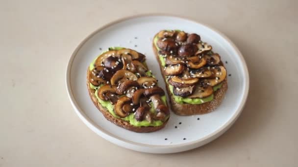 Bruschetta Com Cogumelos Abacates Alimentação Saudável Comida Vegetariana Dieta Ceto — Vídeo de Stock