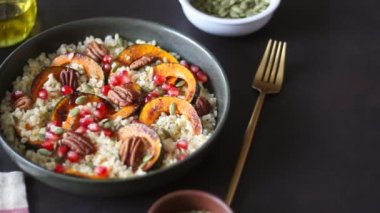 Balkabaklı bulgur, nar ve cevizli fındık. Sağlıklı beslenme. Vejetaryen yemeği..