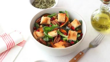 Balkabaklı salata, nar, ceviz ve kızarmış ekmek. Sağlıklı beslenme. Vejetaryen yemeği..