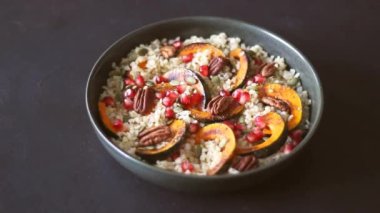 Balkabaklı bulgur, nar ve cevizli fındık. Sağlıklı beslenme. Vejetaryen yemeği..