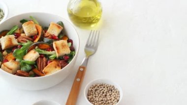 Balkabaklı salata, nar, ceviz ve kızarmış ekmek. Sağlıklı beslenme. Vejetaryen yemeği..