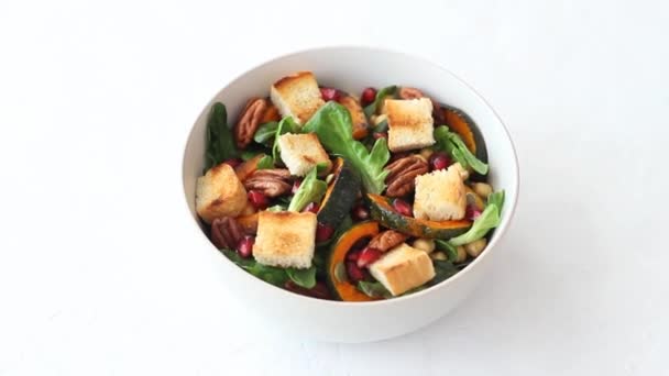 Salade Met Pompoen Granaatappel Pecannoten Croutons Gezond Eten Vegetarisch Voedsel — Stockvideo