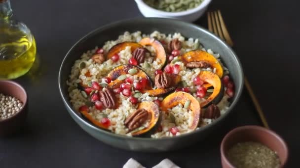 Bulgur Pumpkin Pomegranate Pecan Nut Healthy Eating Vegetarian Food — Stockvideo