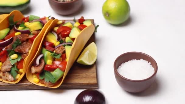 Tacos Con Cerdo Aguacate Tomate Maíz Cebolla Comida Mexicana — Vídeo de stock