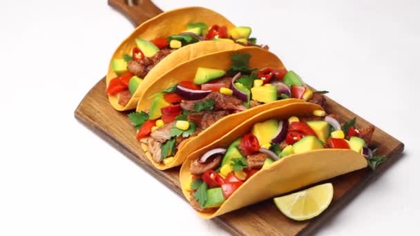 Tacos Con Cerdo Aguacate Tomate Maíz Cebolla Comida Mexicana — Vídeo de stock