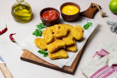 İki soslu tavuk nugget. Fast food. Amerikan yemekleri.