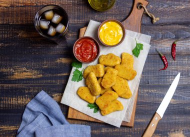 İki soslu tavuk nugget. Fast food. Amerikan yemekleri.