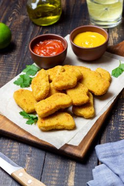 İki soslu tavuk nugget. Fast food. Amerikan yemekleri.