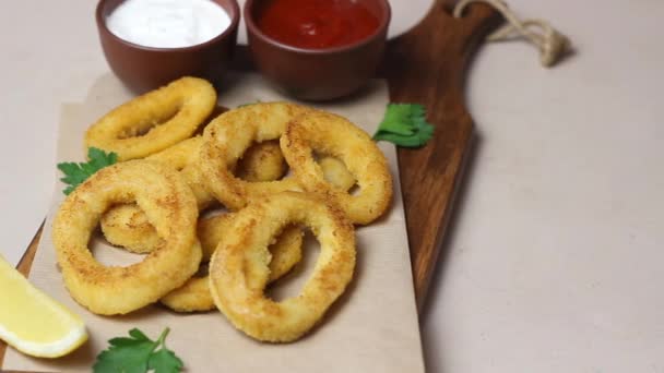 Lulas Fritas Anéis Com Dois Molhos Limão Ervas Comida Rápida — Vídeo de Stock