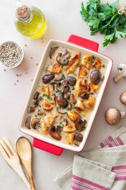 Kremalı soslu fırında tavuk ve mantar. Fransız mutfağı. Fricassee