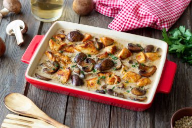 Kremalı soslu fırında tavuk ve mantar. Fransız mutfağı. Fricassee