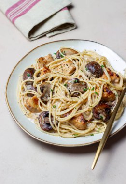 Kremalı soslu makarna, tavuk ve mantarlı. İtalyan yemeği.