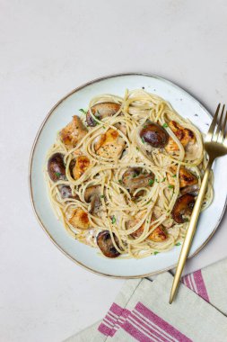 Kremalı soslu makarna, tavuk ve mantarlı. İtalyan yemeği.