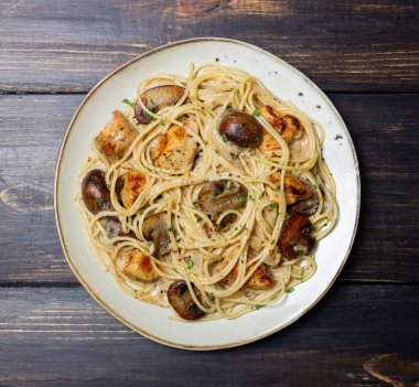 Kremalı soslu makarna, tavuk ve mantarlı. İtalyan yemeği.