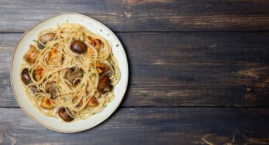 Kremalı soslu makarna, tavuk ve mantarlı. İtalyan yemeği.