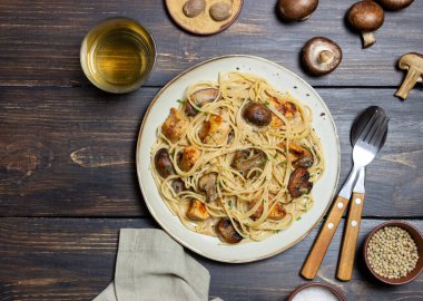 Kremalı soslu makarna, tavuk ve mantarlı. İtalyan yemeği.