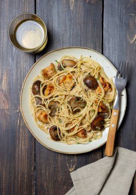 Kremalı soslu makarna, tavuk ve mantarlı. İtalyan yemeği.