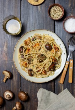 Kremalı soslu makarna, tavuk ve mantarlı. İtalyan yemeği.