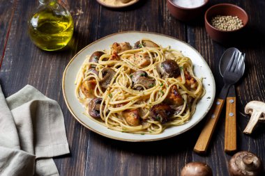 Kremalı soslu makarna, tavuk ve mantarlı. İtalyan yemeği.