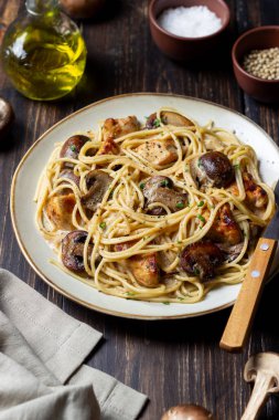 Kremalı soslu makarna, tavuk ve mantarlı. İtalyan yemeği.