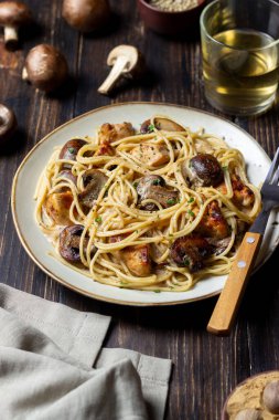 Kremalı soslu makarna, tavuk ve mantarlı. İtalyan yemeği.