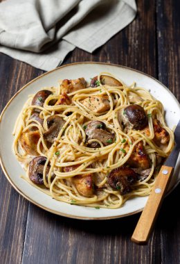 Kremalı soslu makarna, tavuk ve mantarlı. İtalyan yemeği.