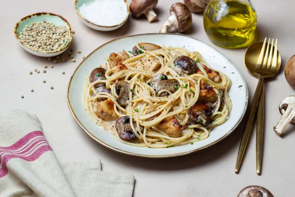 鶏とキノコとクリーミーなソースでパスタスパゲティ イタリア料理 — ストック写真