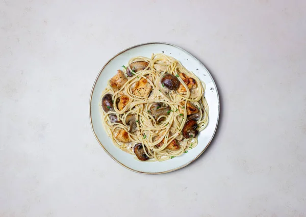 Pasta Espaguetis Una Salsa Cremosa Con Pollo Champiñones Comida Italiana — Foto de Stock