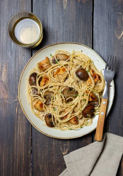 Kremalı soslu makarna, tavuk ve mantarlı. İtalyan yemeği.