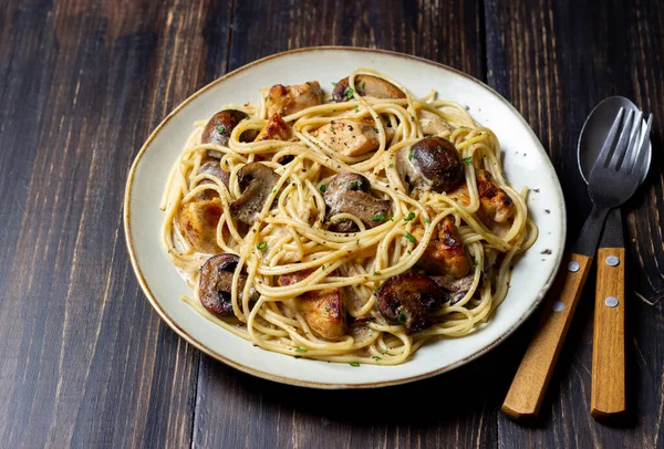 Kremalı soslu makarna, tavuk ve mantarlı. İtalyan yemeği.