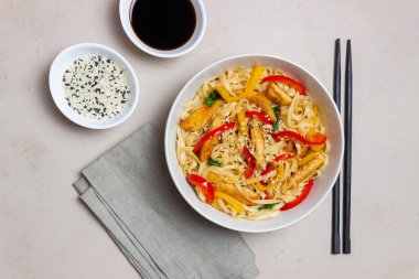 Tavuk, biber ve susamlı Udon eriştesi. Çin yemeği.