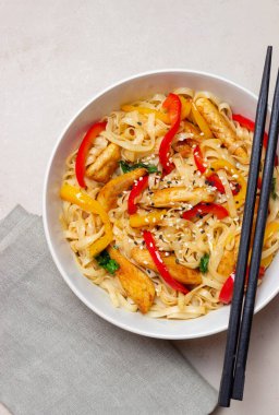 Tavuk, biber ve susamlı Udon eriştesi. Çin yemeği.