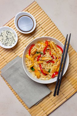 Tavuk, biber ve susamlı Udon eriştesi. Çin yemeği.