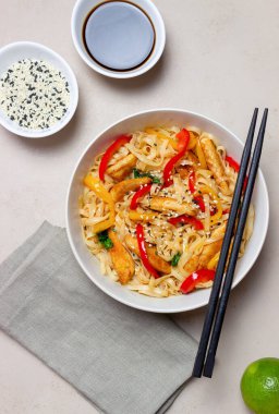 Tavuk, biber ve susamlı Udon eriştesi. Çin yemeği.