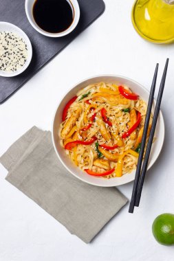 Tavuk, biber ve susamlı Udon eriştesi. Çin yemeği.