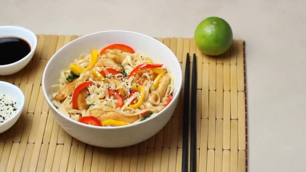 Udon Nudlar Med Kyckling Peppar Och Sesam Kinesisk Mat — Stockvideo