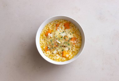 Balkabaklı, peynirli ve kekikli risotto. Vejetaryen yemeği. Sağlıklı beslenme