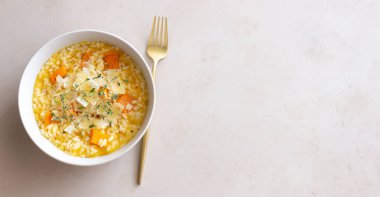 Balkabaklı, peynirli ve kekikli risotto. Vejetaryen yemeği. Sağlıklı beslenme