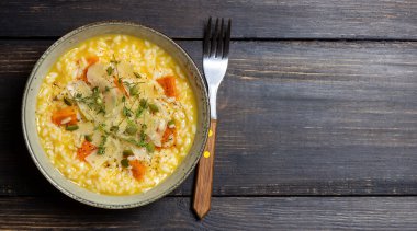 Balkabaklı, peynirli ve kekikli risotto. Vejetaryen yemeği. Sağlıklı beslenme