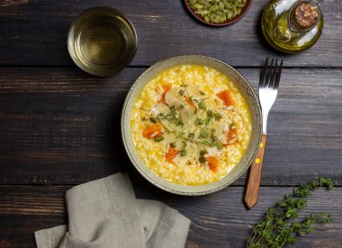 Balkabaklı, peynirli ve kekikli risotto. Vejetaryen yemeği. Sağlıklı beslenme