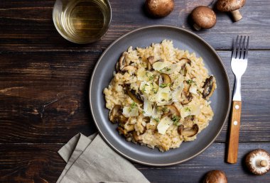 Mantarlı, peynirli ve kekikli risotto. Vejetaryen yemeği. İtalyan yemeği.