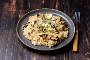 Mantarlı, peynirli ve kekikli risotto. Vejetaryen yemeği. İtalyan yemeği.