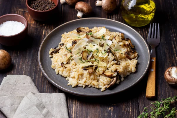 Mantarlı, peynirli ve kekikli risotto. Vejetaryen yemeği. İtalyan yemeği.