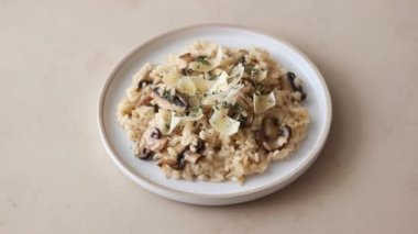 Mantarlı, peynirli ve kekikli risotto. Vejetaryen yemeği. İtalyan yemeği..