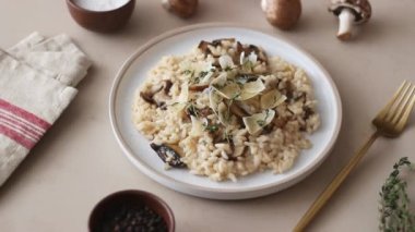 Mantarlı, peynirli ve kekikli risotto. Vejetaryen yemeği. İtalyan yemeği..