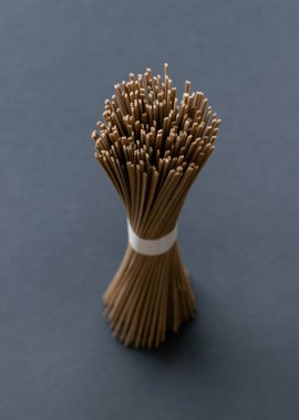 Pişmemiş soba eriştesi. Japon yemeği. Vejetaryen yemeği. Asya mutfağı