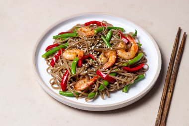 Karides, biber ve yeşil fasulyeli soba eriştesi. Japon mutfağı. Asya yemekleri