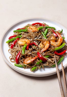 Karides, biber ve yeşil fasulyeli soba eriştesi. Japon mutfağı. Asya yemekleri